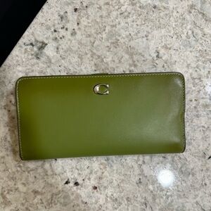 Coach Skinny Wallet *Dark Lime*